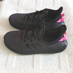 Adidas Cloud foam sneakers, womens Size 6, pre loved, great condition